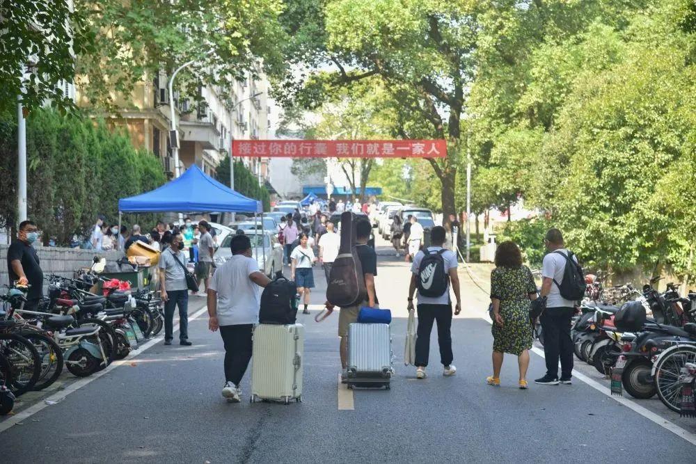 大学新生需要家长亲自送学校吗？我发现我身边很多人选择开车送孩子去大学，就这还一路