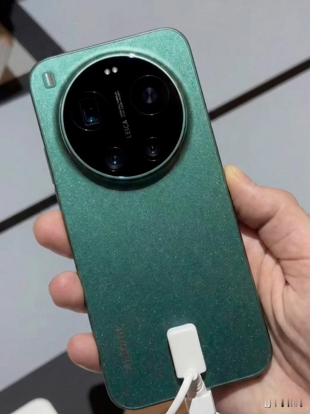 年底了，想给自己换台新机奖励一下，看了小米17 Ultra和荣耀Magic8 P