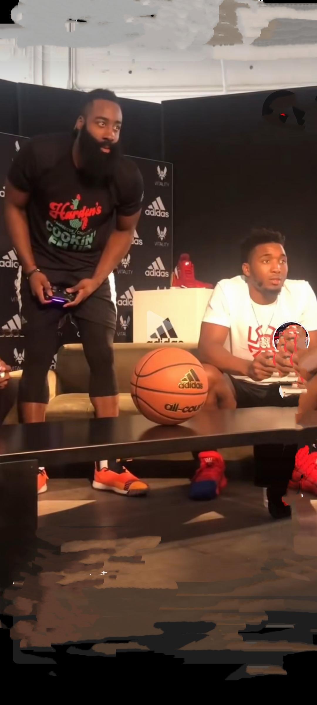 哈登如愿和米切尔同队了

NBA官方宣布，快船和骑士达成交易，骑士用加兰和26年