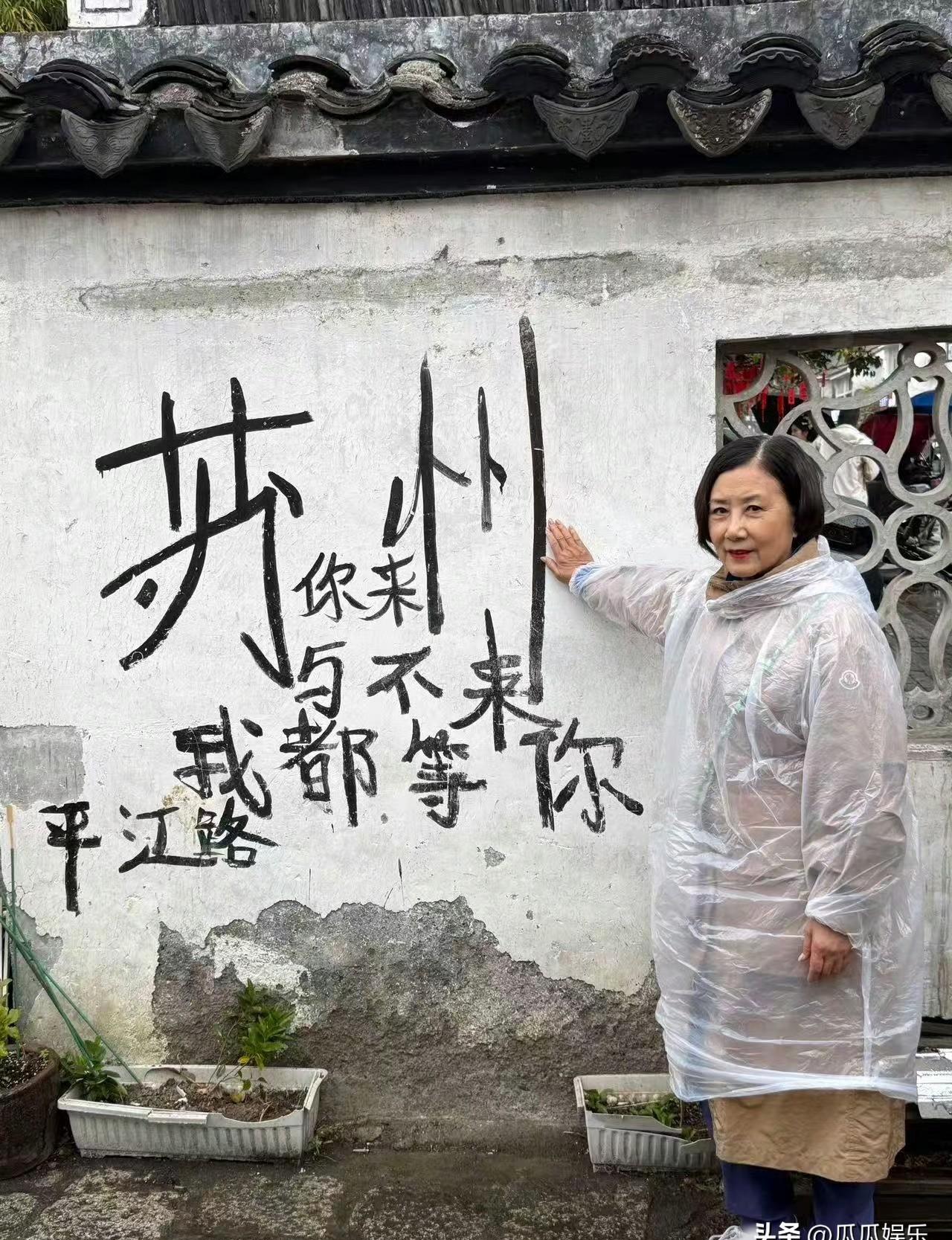 谁能想到，刚刚在红馆创下1800万票房的TVB“镇台之宝”汪明荃，此刻正裹着一件