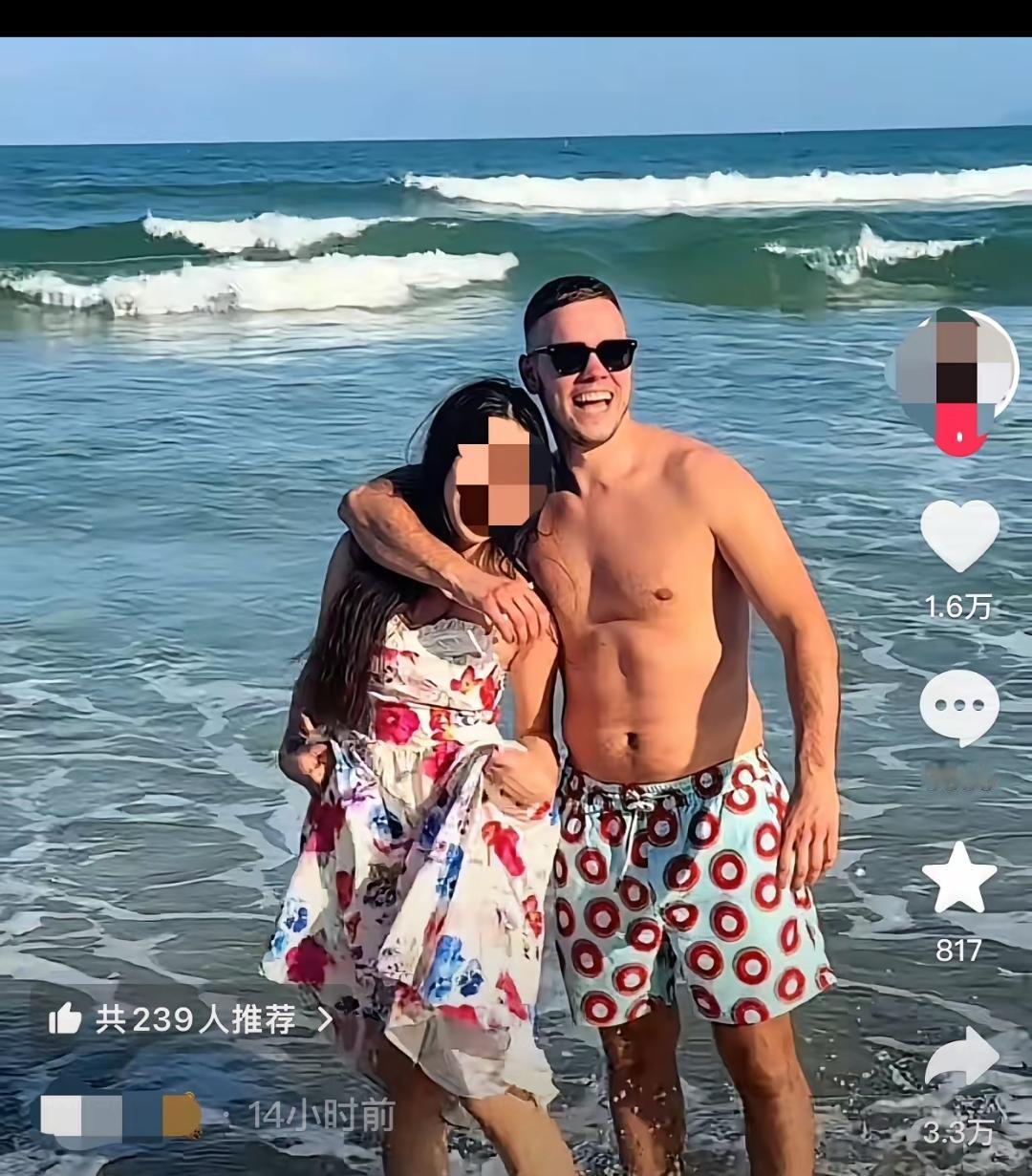 家人们！广东女孩越南海边和外国小哥合照，搂肩搭背笑得甜，一句“不是恋人只是合拍”