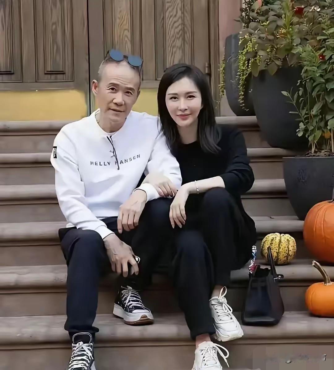 田朴珺可能到最后都没想明白，王石只是老了，不是傻了。她以为自己学的是邓文迪，拿的