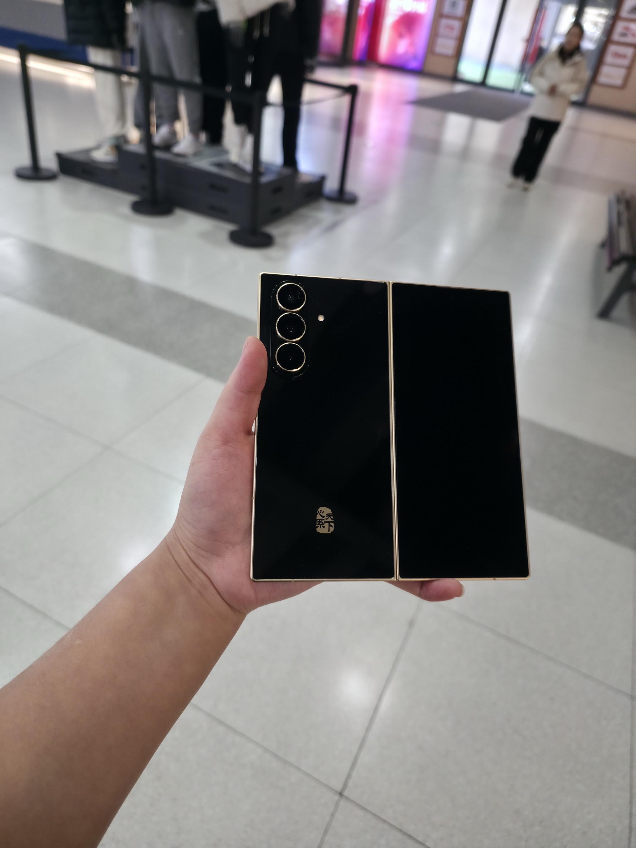 三星W26的轻薄机身真的巨适合女生，单手操作无压力，续航超耐用，出门逛...