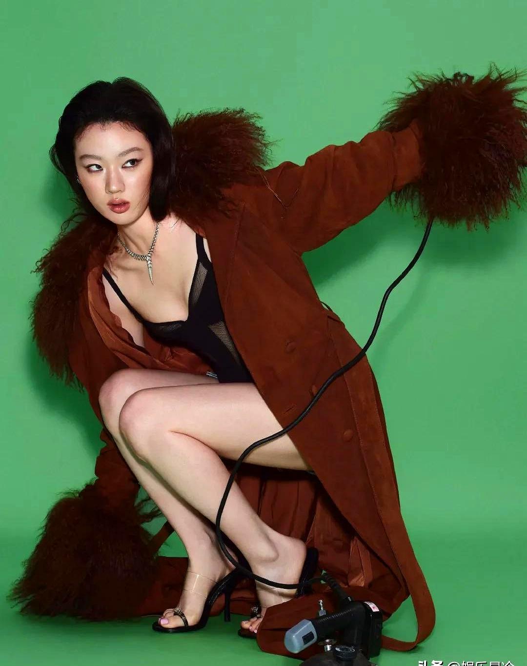 好家伙，单依纯这次翻唱李荣浩的歌闹上热搜，说白了就是典型的“先上车后补票”没补成