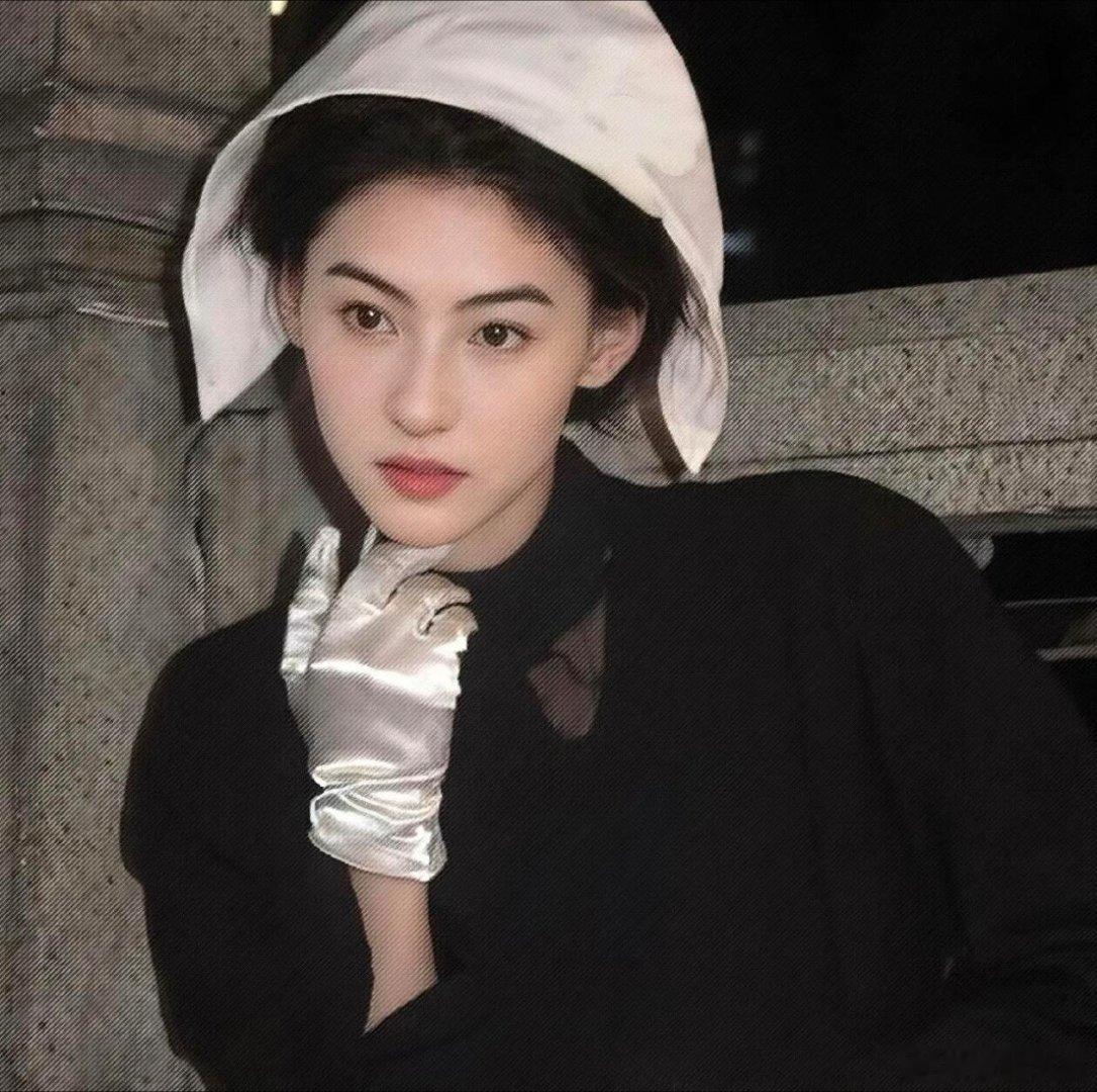 张柏芝直言哪个年纪都要爱自己张柏芝46岁生日哭了摩登之夜张柏芝46岁生日舞台哽咽