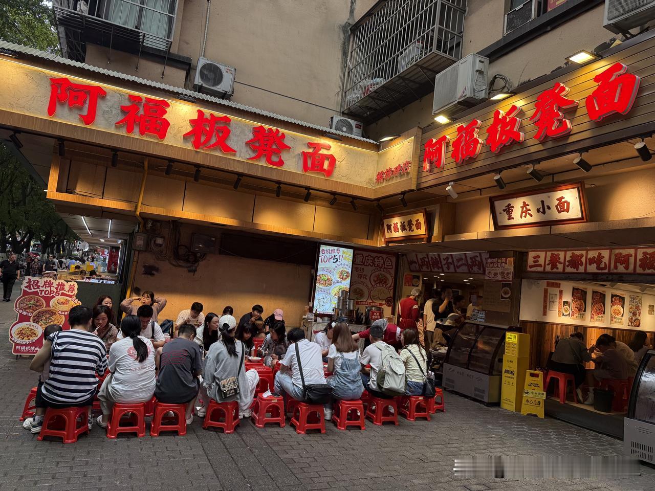 假期没事，重庆小街小巷溜达，发现重庆的老街巷真还不错，街道干净，高大的黄桷树绿树