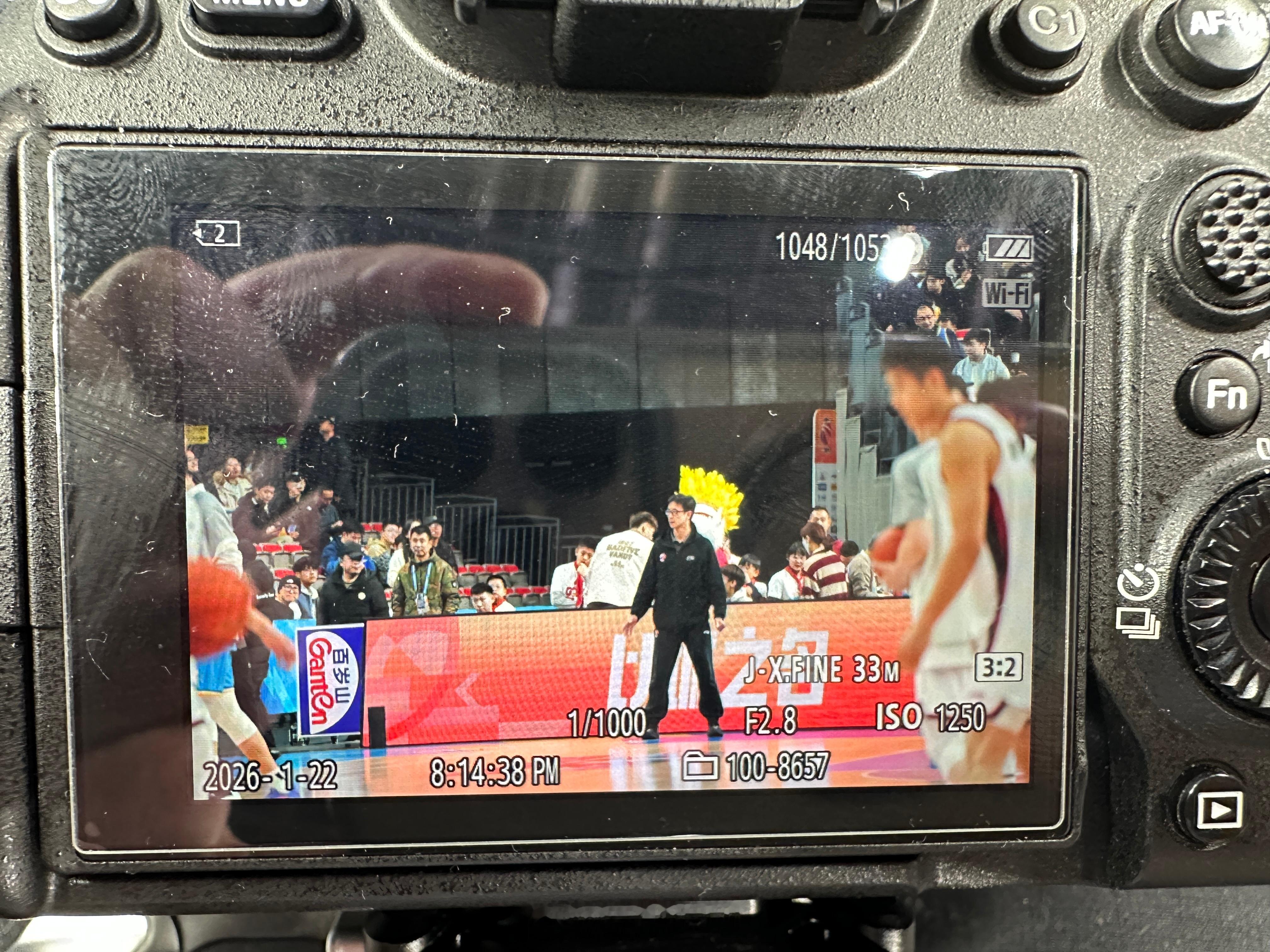 北京男篮vs浙江男篮程帅澎进场就去找小曾，今天还穿的小曾logo的内搭 北京·首