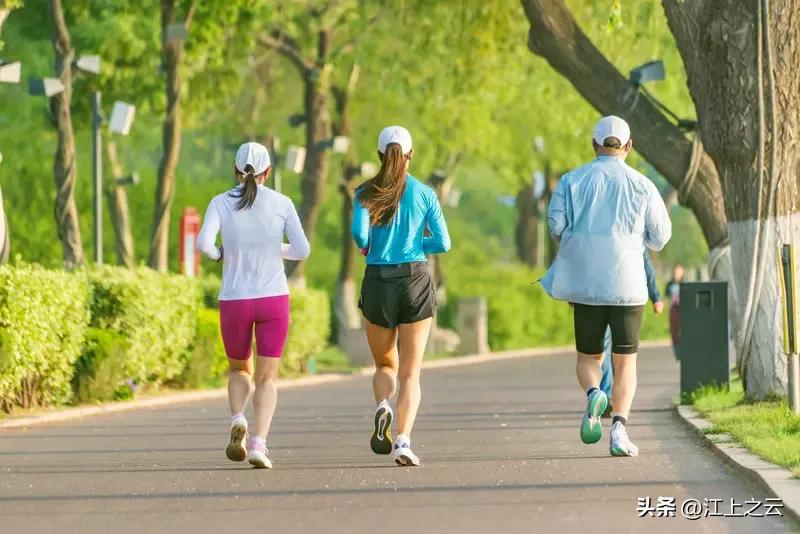 膝关节疼痛,还能跑步吗?
一般情况下，要立即暂停跑步，先上医院检查一下，拍个片子