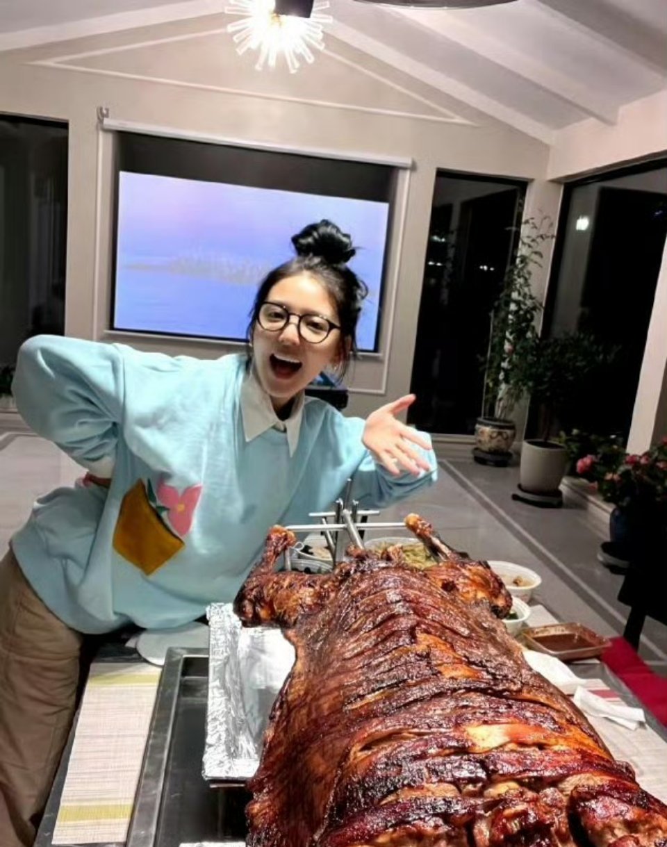 章若楠请剧组吃烤全羊 章若楠又双叒叕请客了，五一请完烤全羊杀青又请了~章若楠杀青