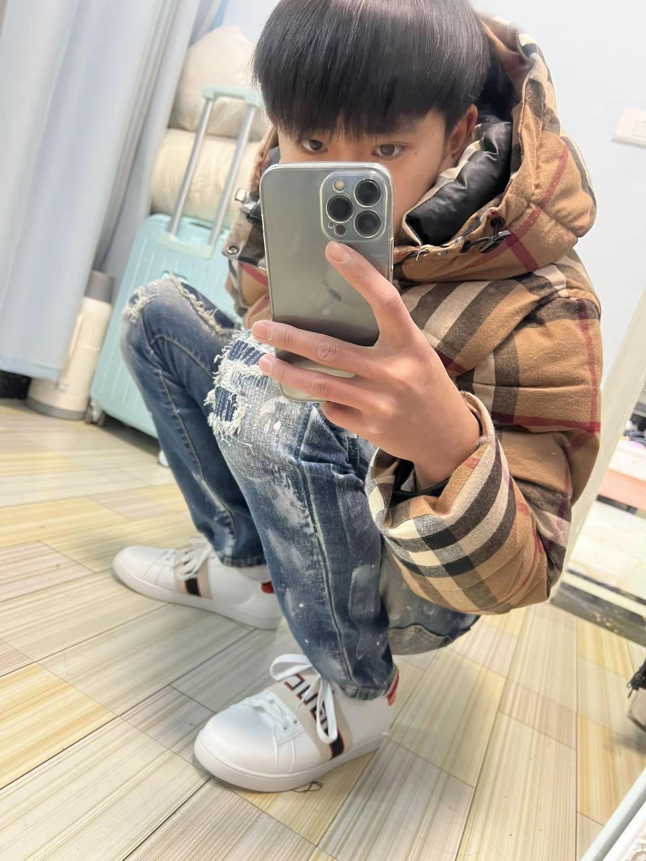 玩轻奢衣服没几件 冬天穿个短袖的也是你吧