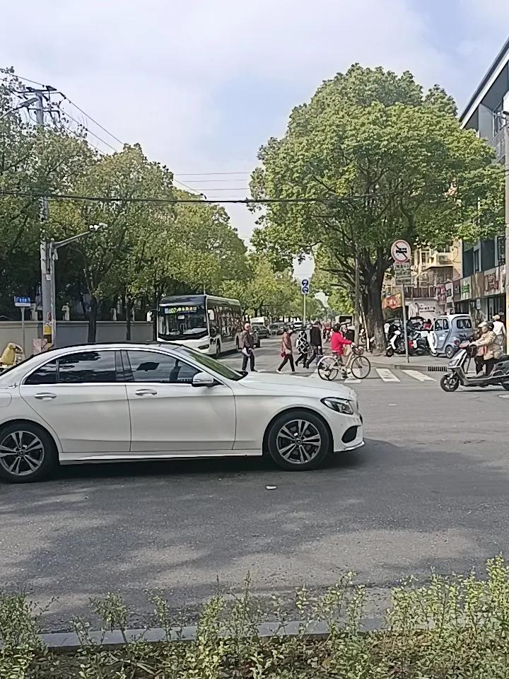 昨下午一直下雨，今天晴了，也暖和了很多，路上的车辆人群也比较活跃！