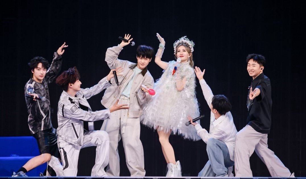 谢娜演唱会细节舞台上，她用唱跳回应热爱；舞台下，亲友的陪伴与观众的欢呼，让这场“