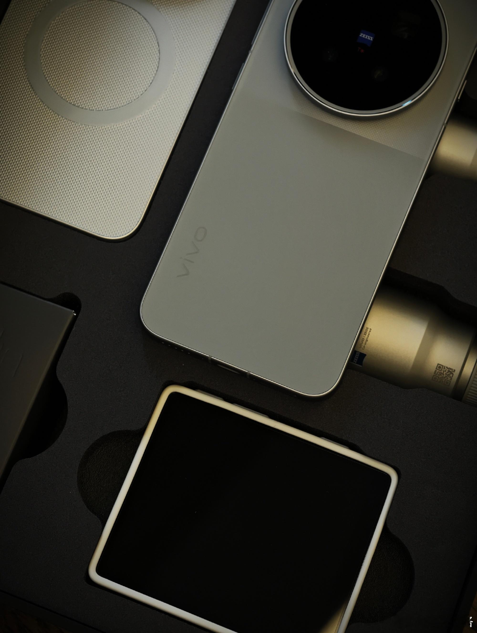 vivo X500 Pro Max玻璃采用冷雕设计，同一种颜色可以在机身不同区域