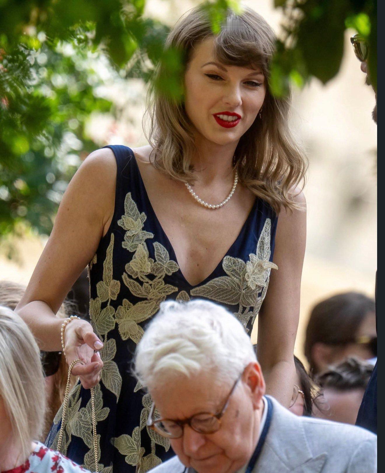 Taylor Swift 现身 Oli Jacobs & Laura Sisk 