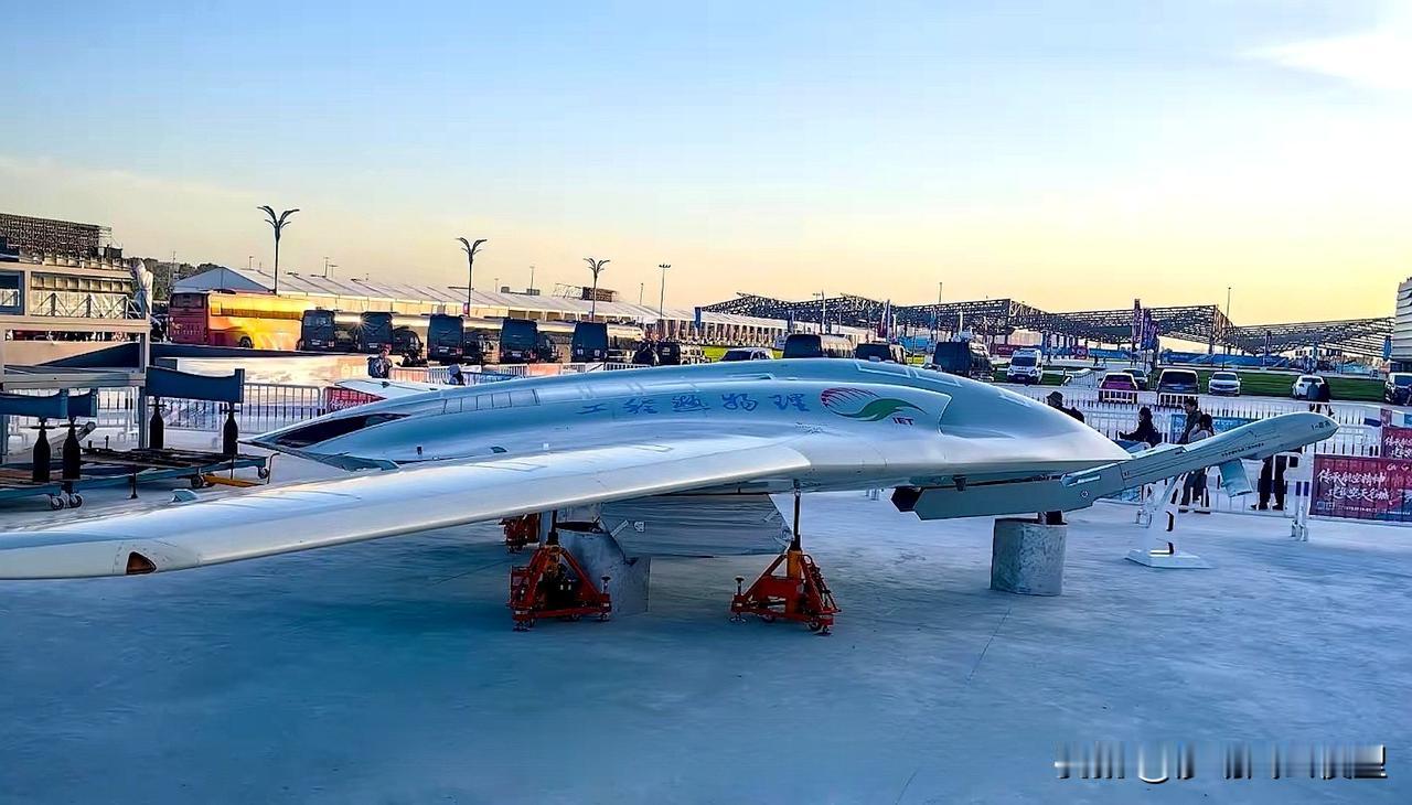 一款外形神似“小B - 21”的新型隐身无人机在长春航展上亮相，引发广泛热议。这