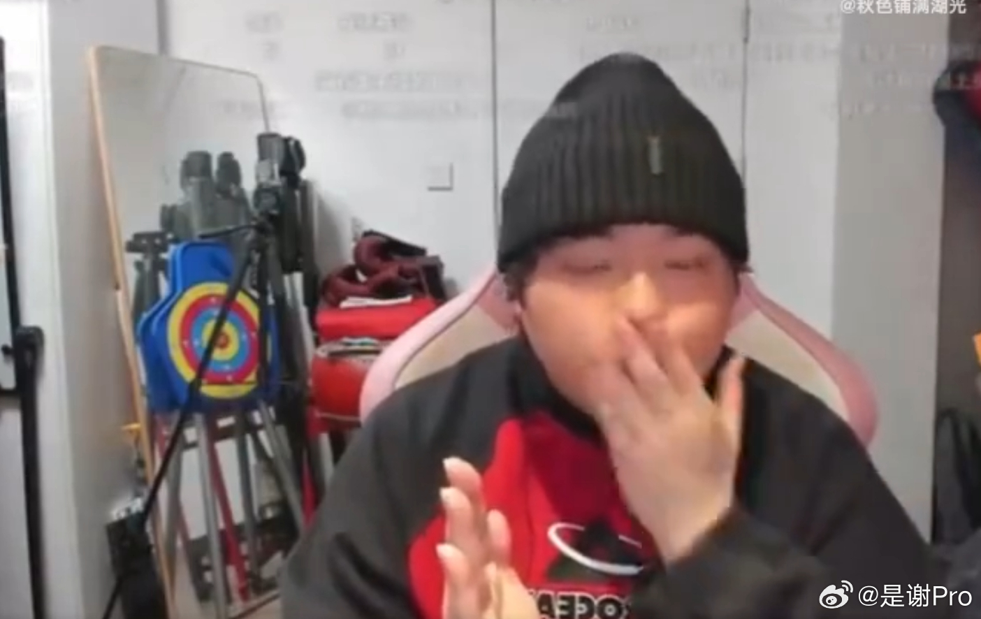 桃黑黑直播打嘴抽脸 不知道的以为做了什么无恶不作的事，原来只是进了个英雄吗