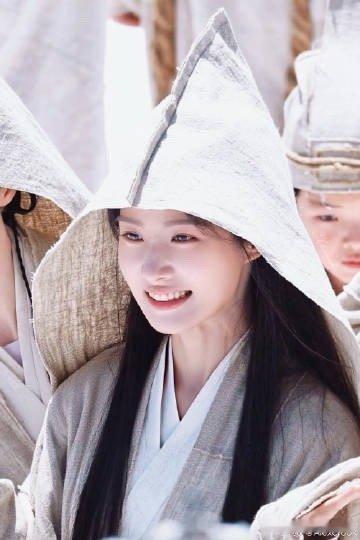 卢昱晓袖口有虫爬出来从《折月亮》社恐少女到《何不同舟渡》权谋角色，卢昱晓一直在挑