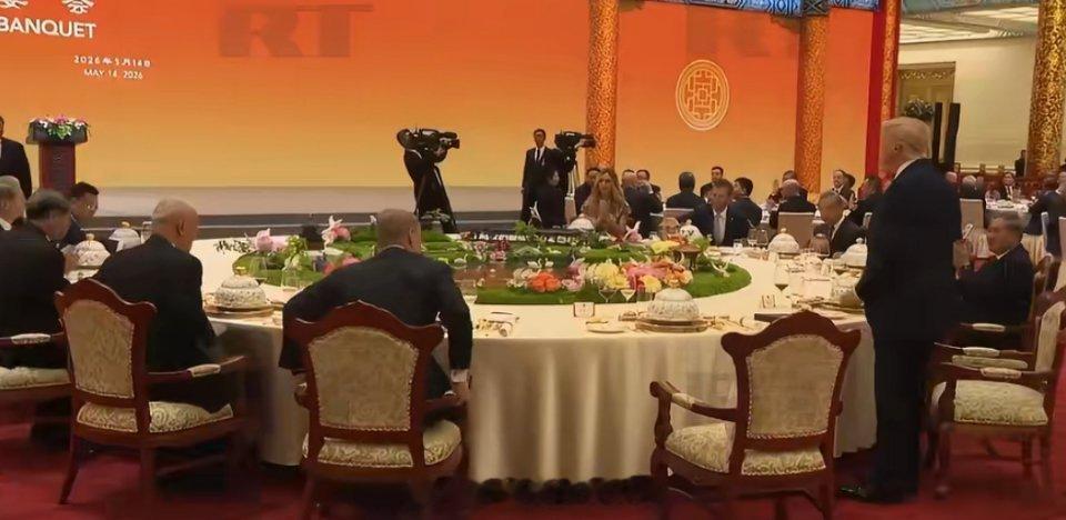 那晚的国宴，有一个细节，就是东道主讲话结束后，第一个站起来鼓掌的是川建国！ 