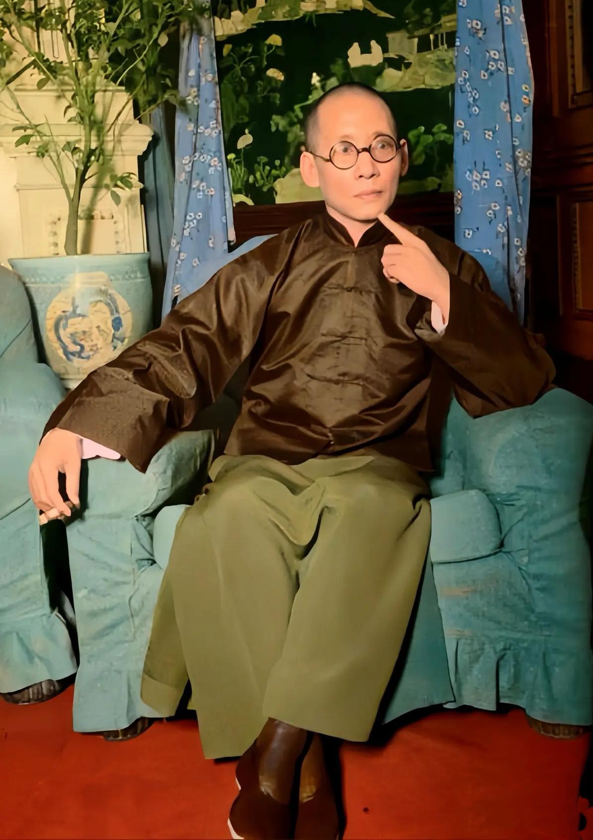 1946年，被“软禁”在南京的龙云的一张留影，镜头中他坐在沙发上，面色郁郁寡欢，