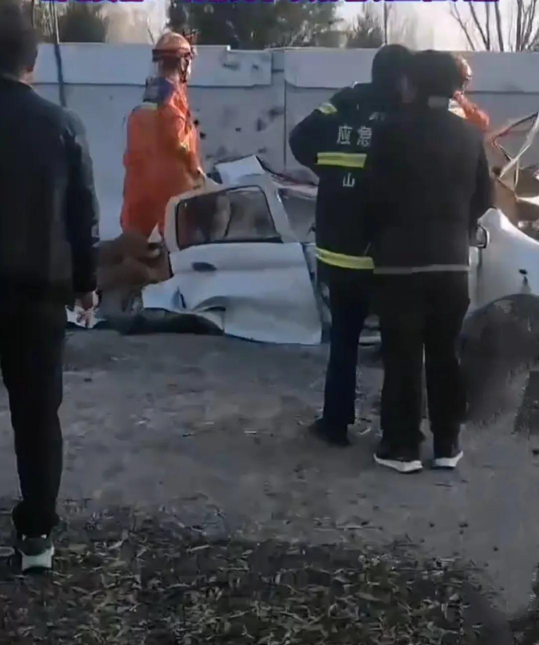 山西网红“丐中丐”夫妻开车直播时遭遇车祸，夫妻两人双双遇难，可惜！看到这车祸视频