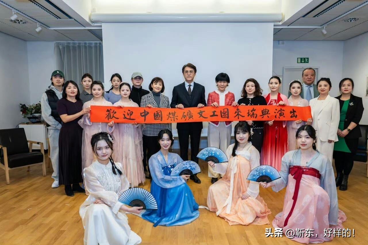 提到靳东，你脑海里是不是立刻蹦出西装革履、正襟危坐的形象？🤵 这老哥在娱乐圈堪