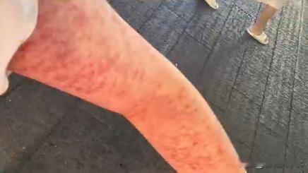 花钱买罪受！广东一男子去广西南宁逛夜市，突然被一位街边按摩的大妈给拉走，男子想着