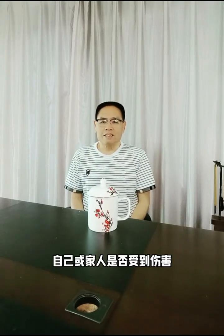在大事上帮别人注意这"三点"。
平时如果有亲戚朋友、熟人同学在遇到重大事件需要帮