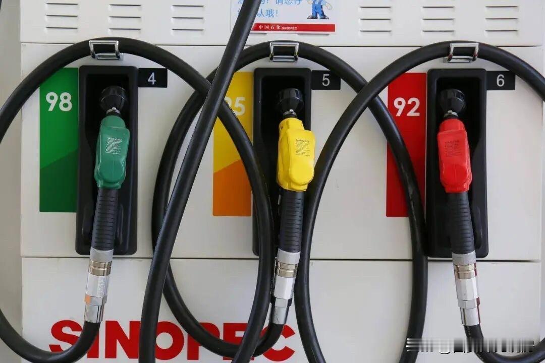 油价每升降两三毛钱，却喊油价大跌，价格每升涨五六毛钱，却轻描淡写的说价格上涨[捂