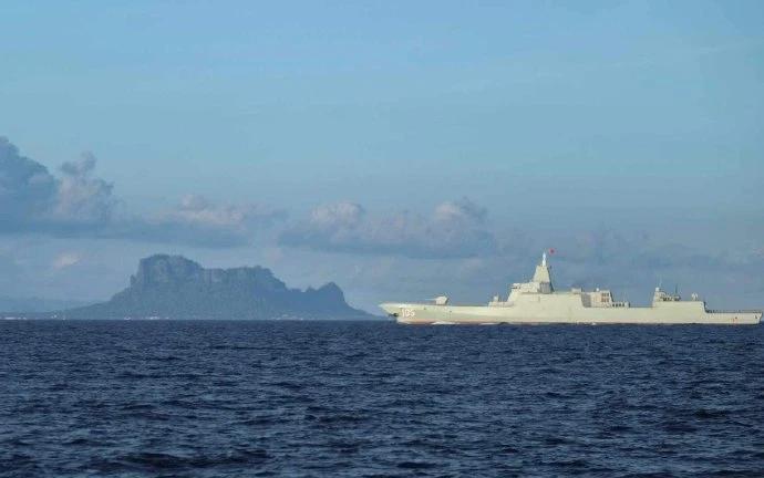 5月2日，航行在菲律宾锡布图水道的中国海军万吨大驱。

中国海军巨舰不远处是菲律