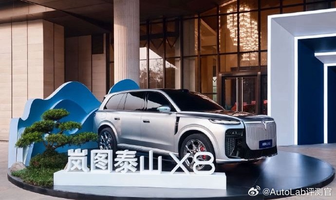 被称为是为“央国企高端新能源第一股”的岚图汽车今天正式在香港联交所主板挂牌上市了