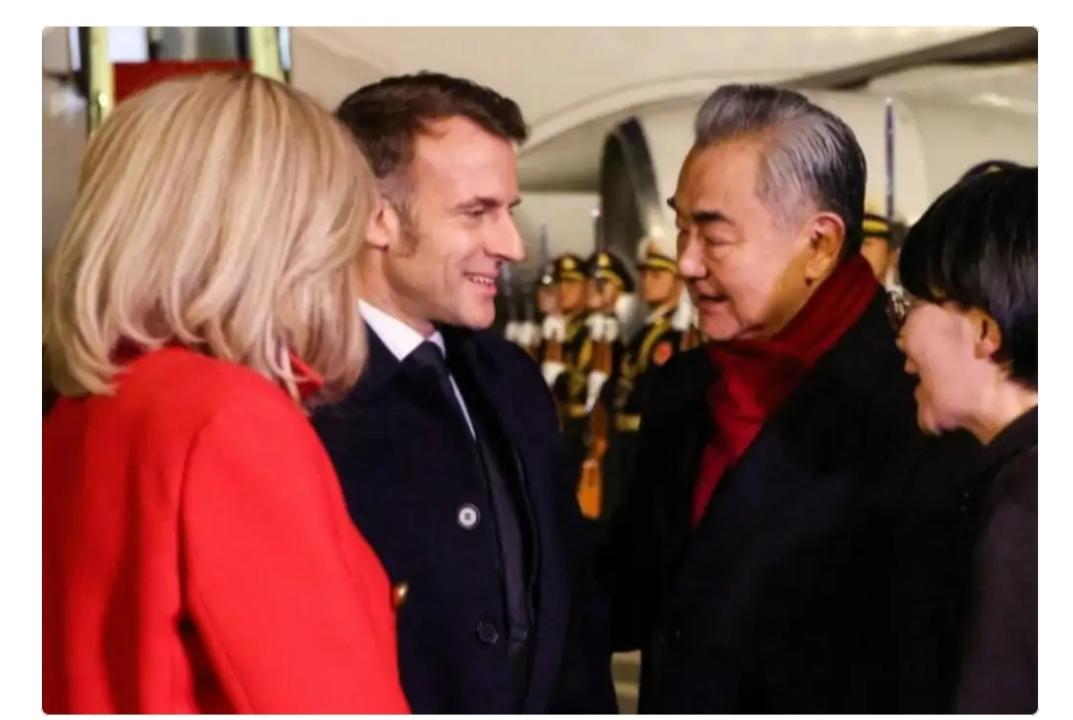 有没有和我一样喜欢马克龙的！
很单纯，纯粹是长在我的审美点上！
行事作风，聪明才