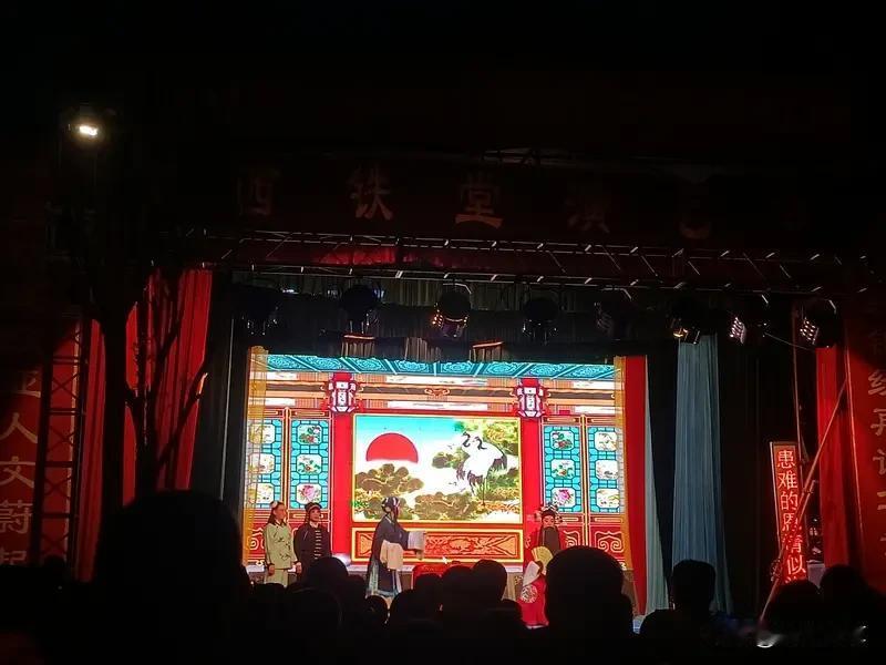 《主角》无疑是一部佳作。它改编自茅盾文学奖同名小说，由张艺谋监制、李少飞执导，张