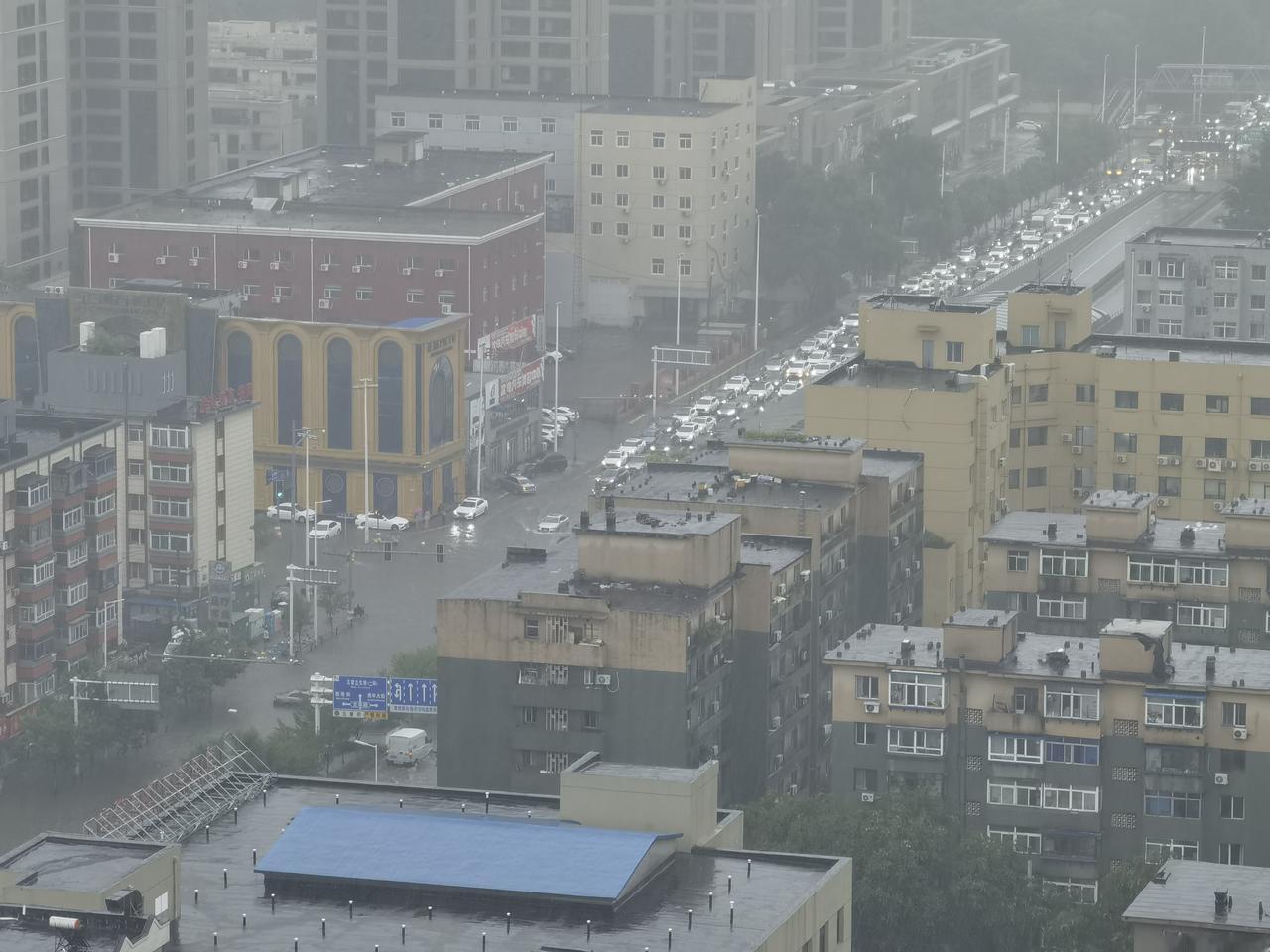 陪护第八天——冒雨出院记
暴雨下了一夜，到早上依然没有停下来的迹象。
早上五点多