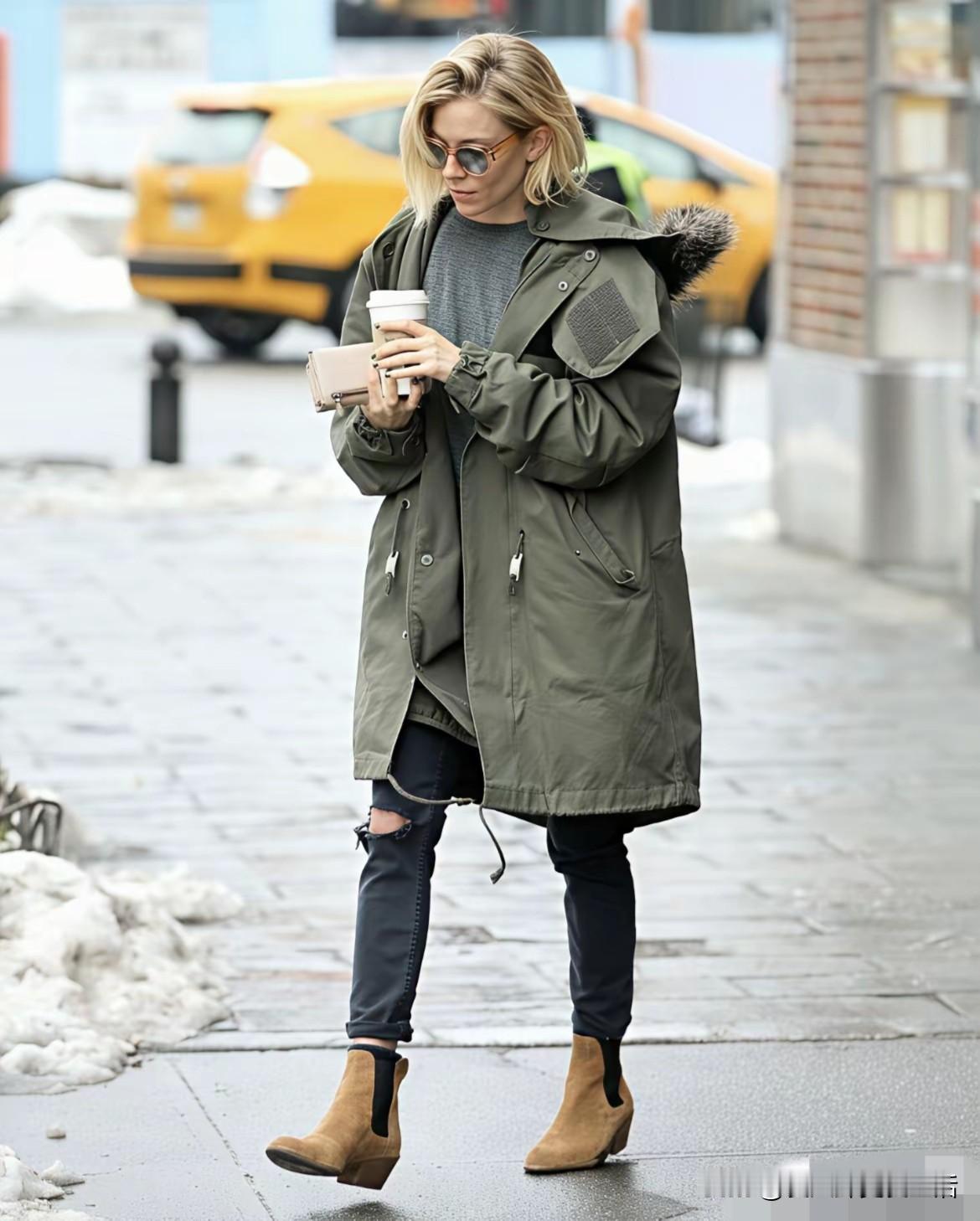 她真的是小个子的穿衣典范。西耶娜·米勒，个子不高，但是从来不穿那种恨天高的高跟鞋