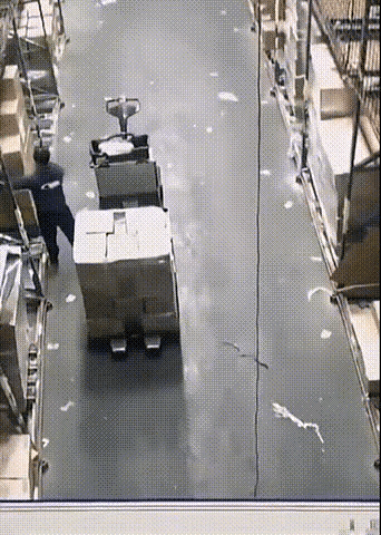 这是干嘛呢，看不懂
货物倒了不应该去扶起来吗，怎么还趁势倒下了，这是碰瓷碰到公司