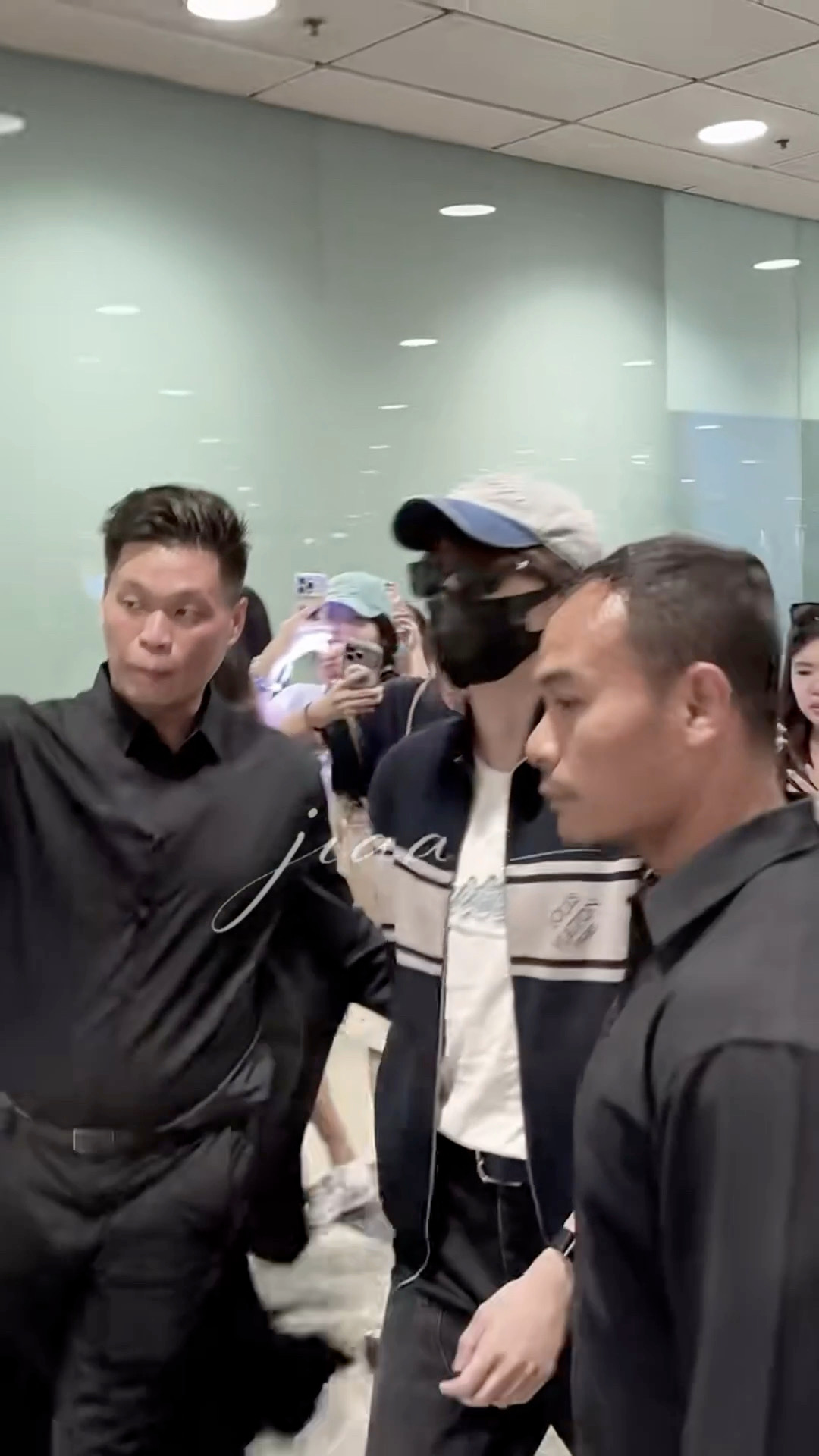 周翊然f1包厢观赛周翊然f1活动状态包厢看F1也太有氛围感了！周翊然状态在线，赛
