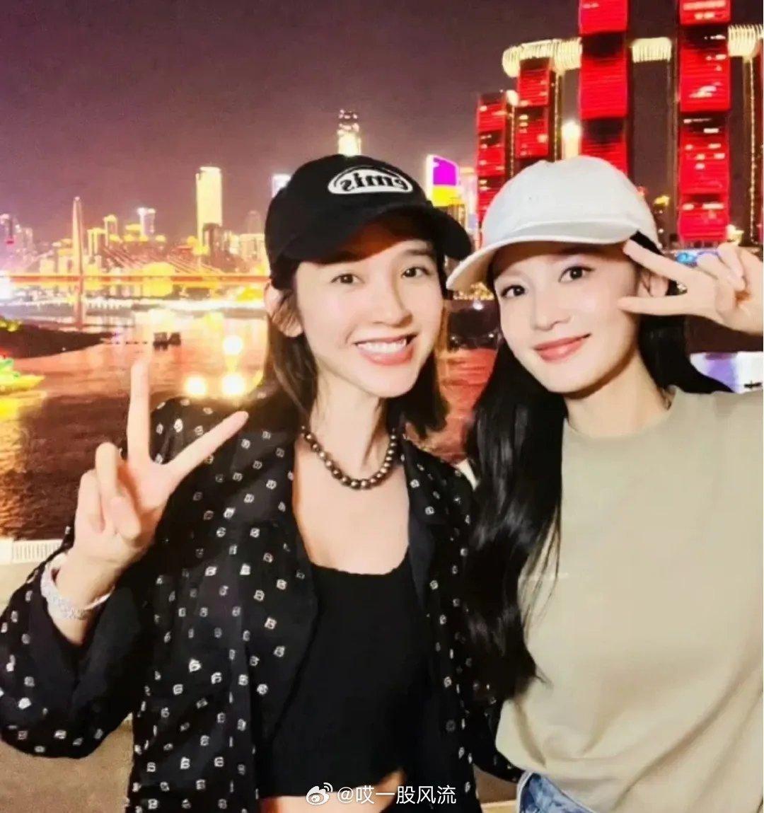 李沁和张若昀一行人到重庆为《庆余年》做宣传，张若昀老婆唐艺昕也夫唱妇随一起去重庆