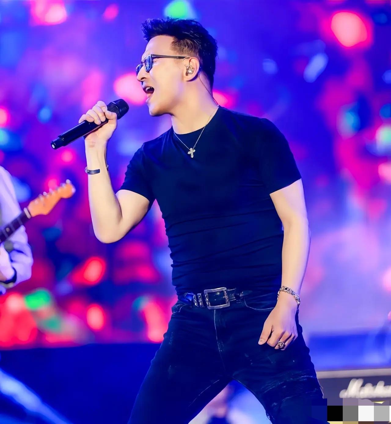 别光盯着汪峰的情感瓜不放，
他身上这一点真的甩了太多人几条街！
都说他情路波折，