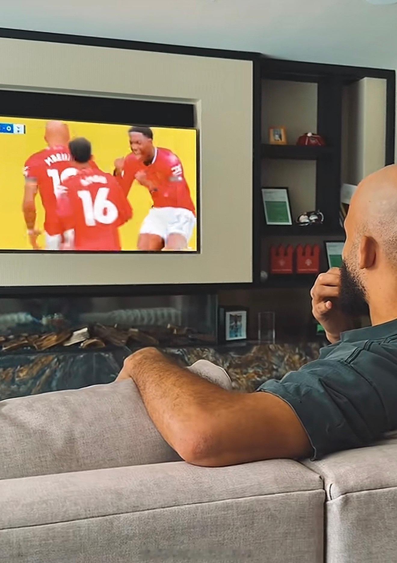 姆贝乌默看自己进球，在线求助：需要新的庆祝动作，有点子的来 