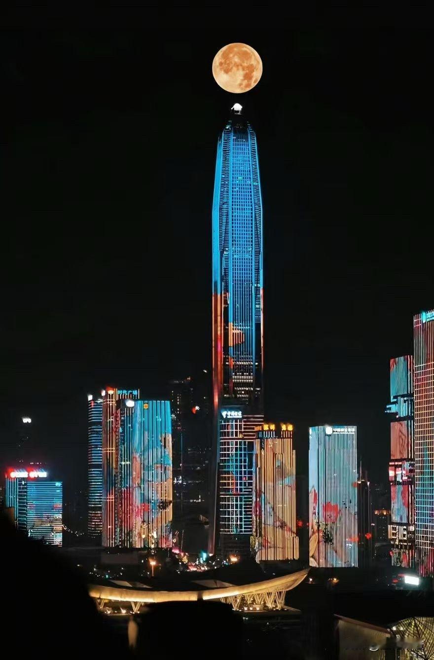 哇，太美了！

十五的月亮十六圆啊！

这个角度，绝了。

感觉有得道者在这个坐