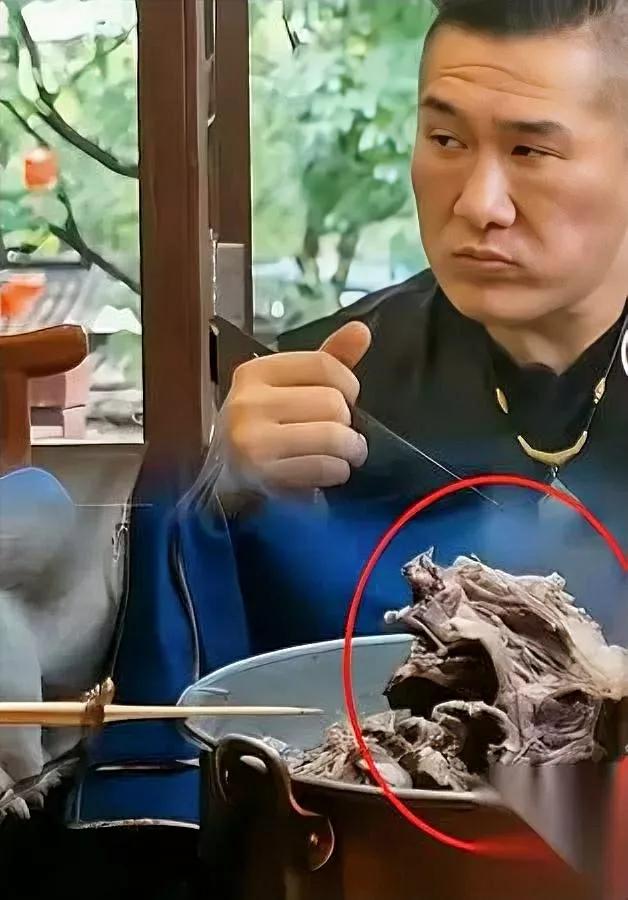 馆长内蒙古行太爽了！

大口吃肉停不下来

但这美味竟带不回台湾？这次去内蒙古，