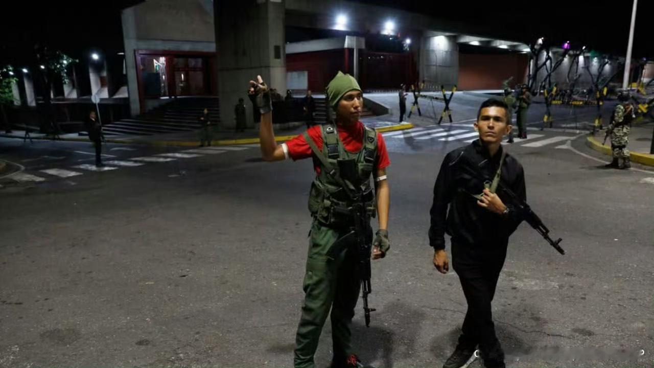 快讯：特朗普宣布美军已抓走马杜罗夫妇。
与此同时，委内瑞拉军队还在街头部署，这下