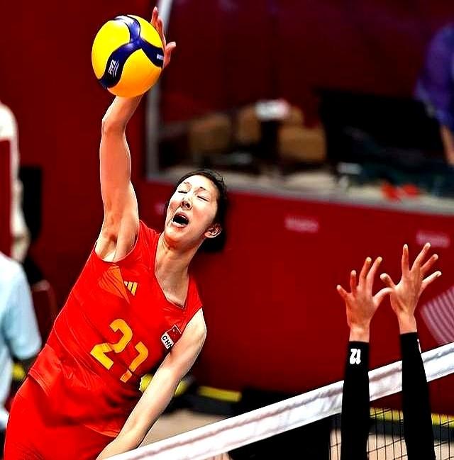 中国女排今晚这场球，赢面其实就一个字：防。

说白了，就是死磕加拿大那个主攻范赖