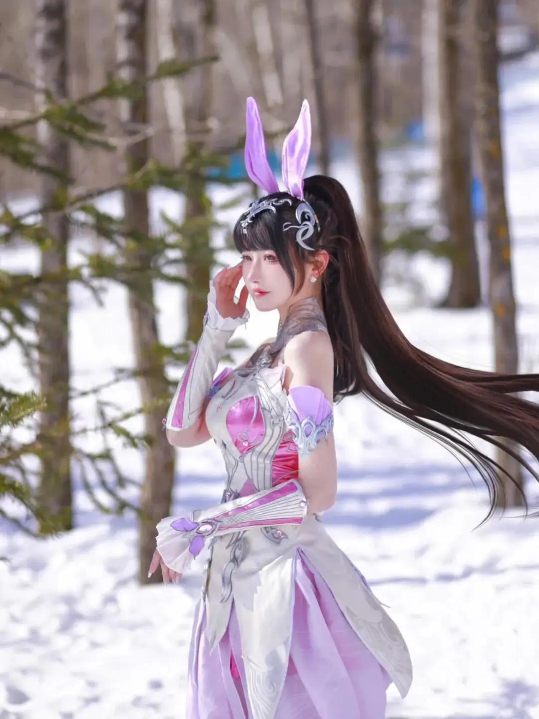 冬日森林中的梦幻兔女郎，粉色与白色的华丽装束，仿佛童话中的公主。🌨️💖👗