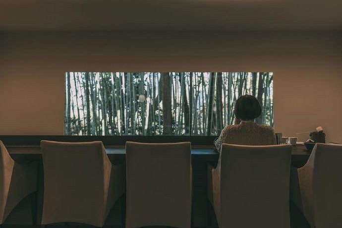 “人最好的活法：在自己的世界里独善其身，在旁人的世界里顺其自然。” 