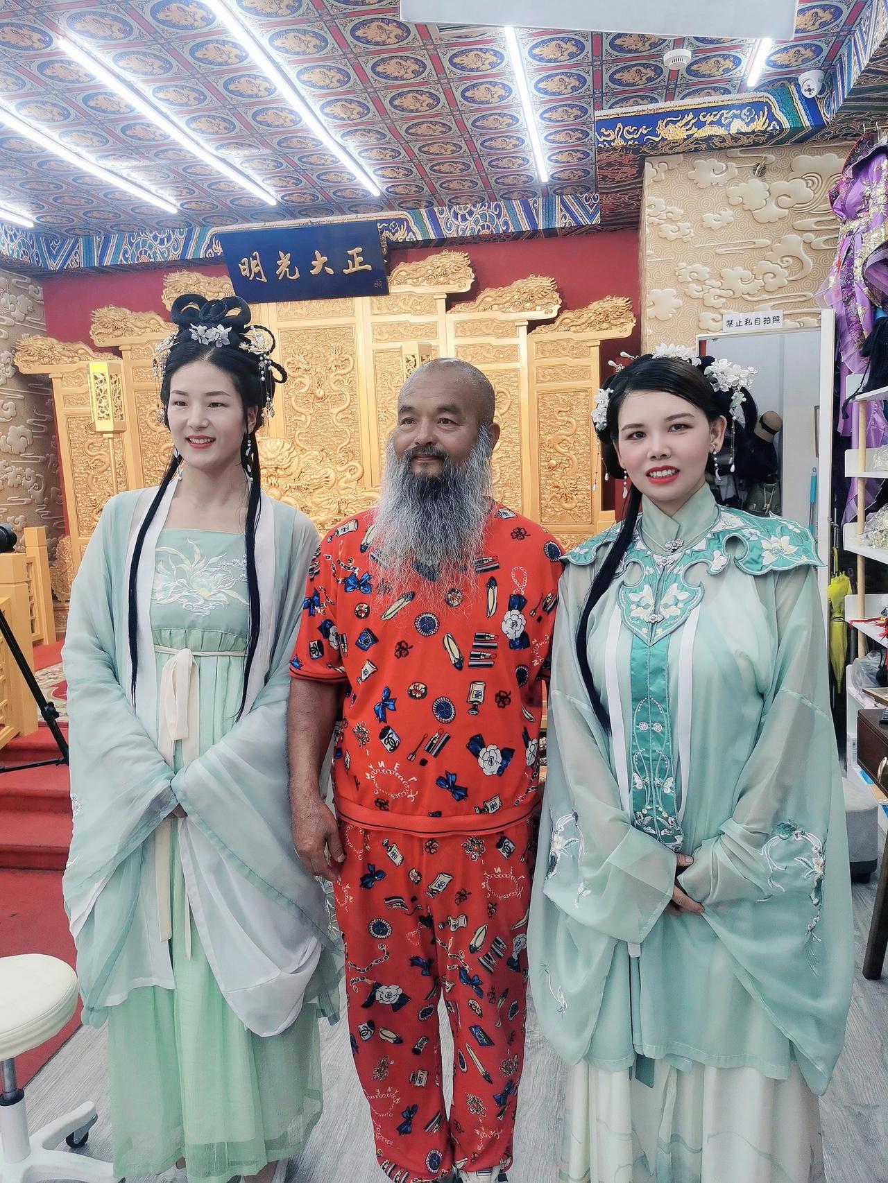 最近一段时间，总能在网上刷到天津大爷们跳水的视频，可是一直没功夫去现场观看。

