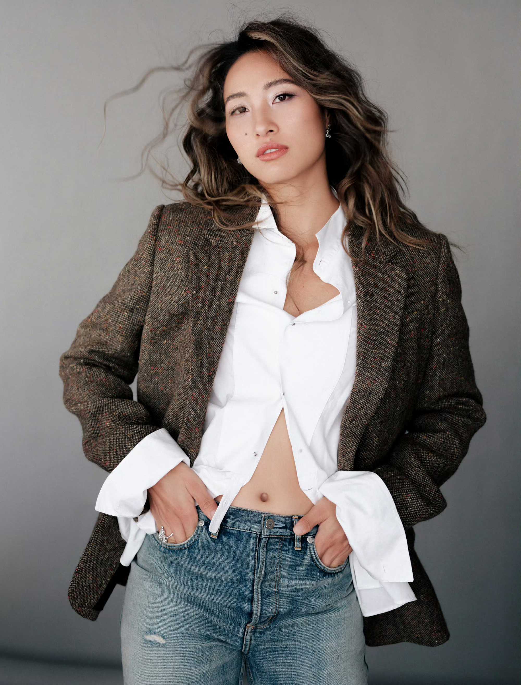 时髦是一种天赋，休闲拼色牛仔裤白衬衣再披上西装。衬衣如何扣是一个学问，郑钦文只扣