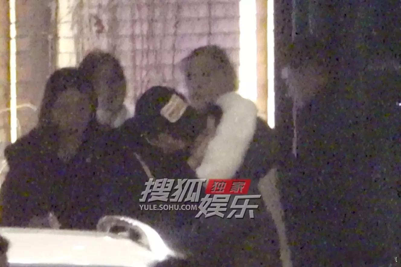 陈思诚捧着朵朵的脸亲陈思诚猛亲儿子 陈思诚佟丽娅近日一起为儿子朵朵庆生，聚会结束