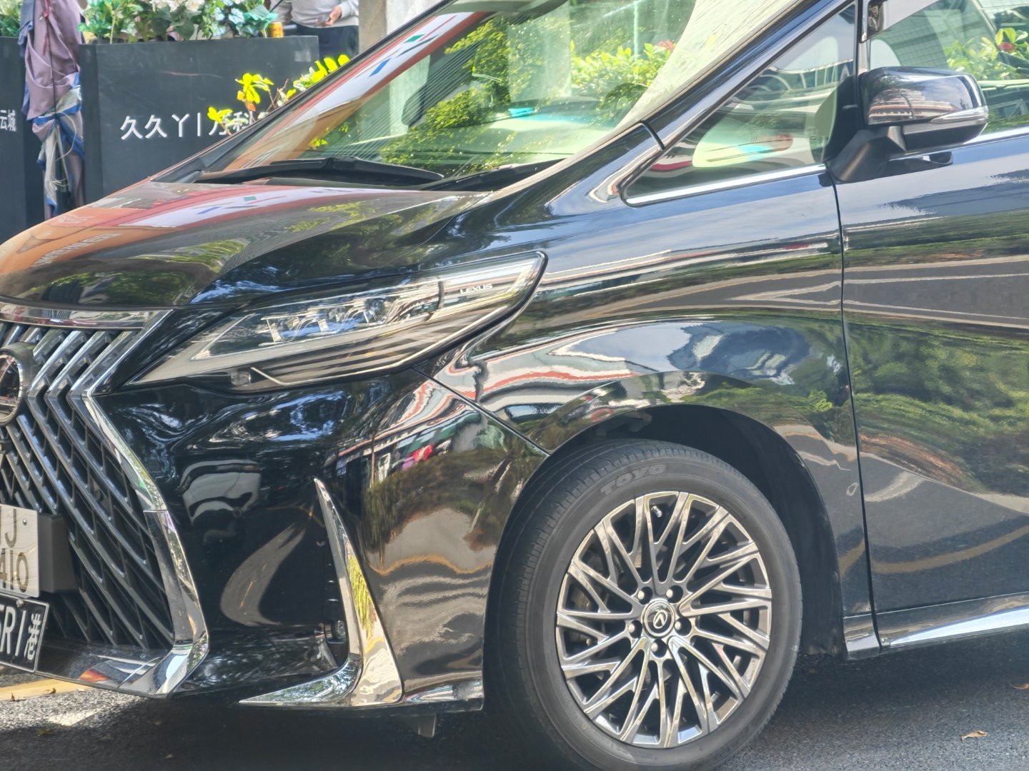 该说不说，雷尔法这个轮毂还是非常带感的。希望明年的国产高端MPV都给一些好看的轮