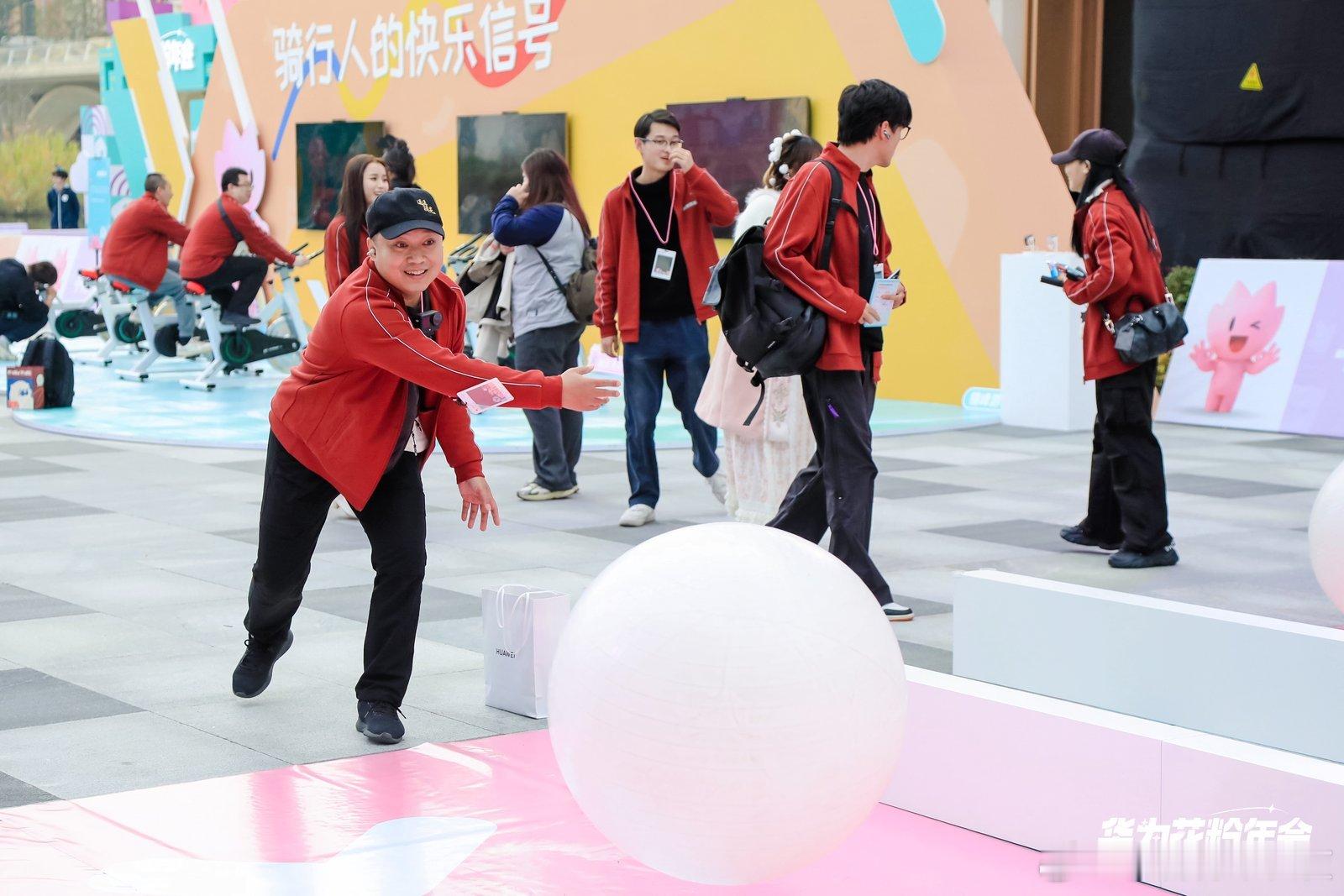 上海练秋湖的花粉盛会太有料了！保龄球比赛竞技感与趣味性并存，集章打卡解锁超多福利